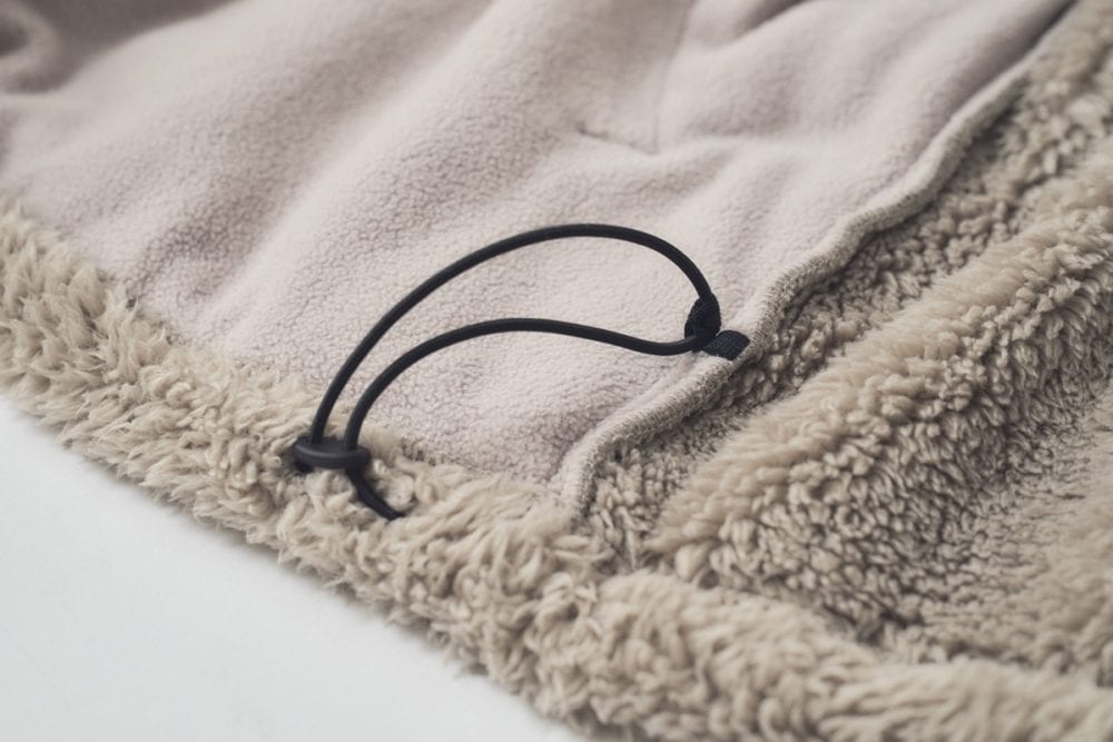 裾にはアジャスターを設置