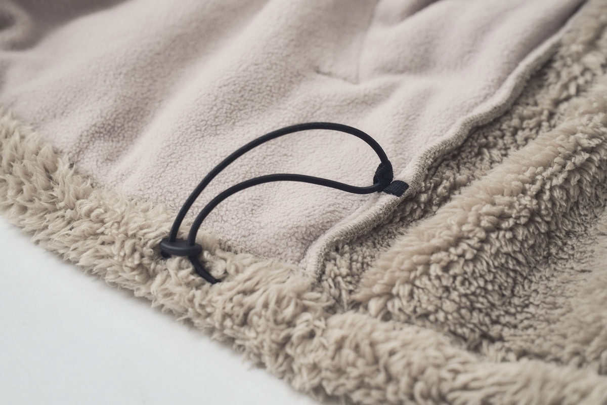 裾にはアジャスターを設置