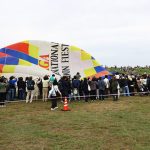 気球教室では飛び上がるまでの作業を紹介。最初はブロワーで空気を送り込んで膨らませて、そのあとバーナーで空気を温めて浮上させる。本番ではあっという間に飛んでいく。
