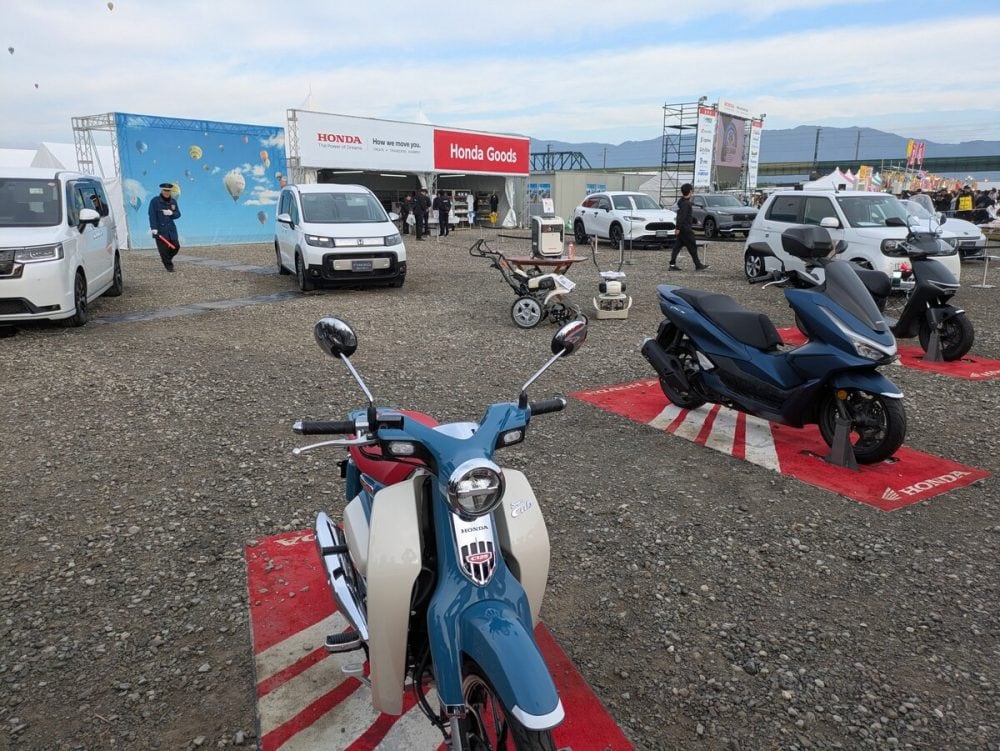 ホンダのブースでは実車を展示したり、グッズの販売などしていて人気だった。