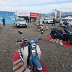 ホンダのブースでは実車を展示したり、グッズの販売などしていて人気だった。