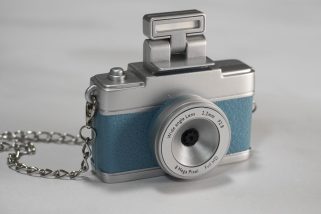 【スリコで完売→入荷を繰り返す】“エモい画質が面白い”と話題!3COINSの極小デジカメ「ミニトイカメラ」を使ってみたら絶品だった