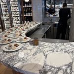 バーカウンターも併設されているので、大人なひと時を過ごすのにも打ってつけ