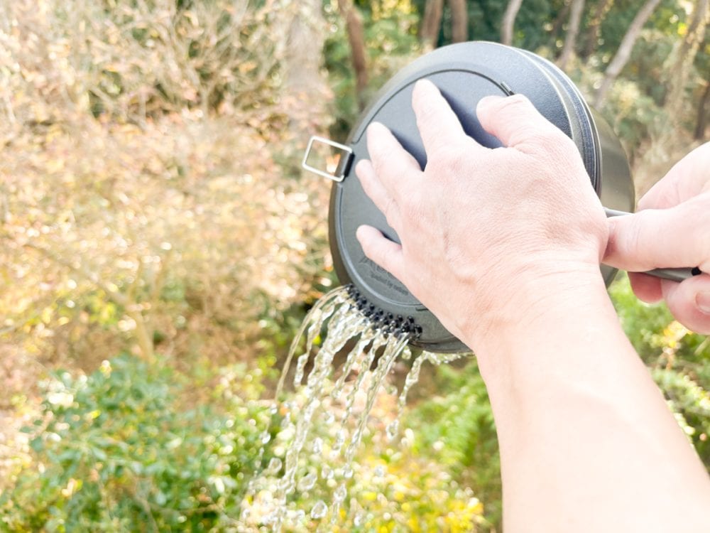 流水で麺を絞めず、湯切りしただけ熱々麺のほうが濃厚つけ麺スープによく絡み合います