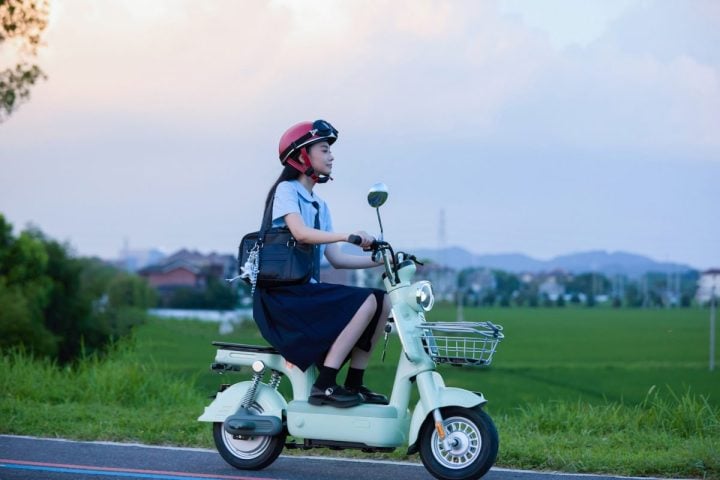 【話題のEVバイク】重さ50kg以下&カゴ付き!レトロポップで可愛いYADEA「PORTA」が街乗りの正解