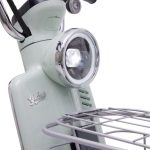 ヘッドライトはLEDライトを採用し、フロントには容量7L、耐荷重5kgのバスケットを標準で装備する