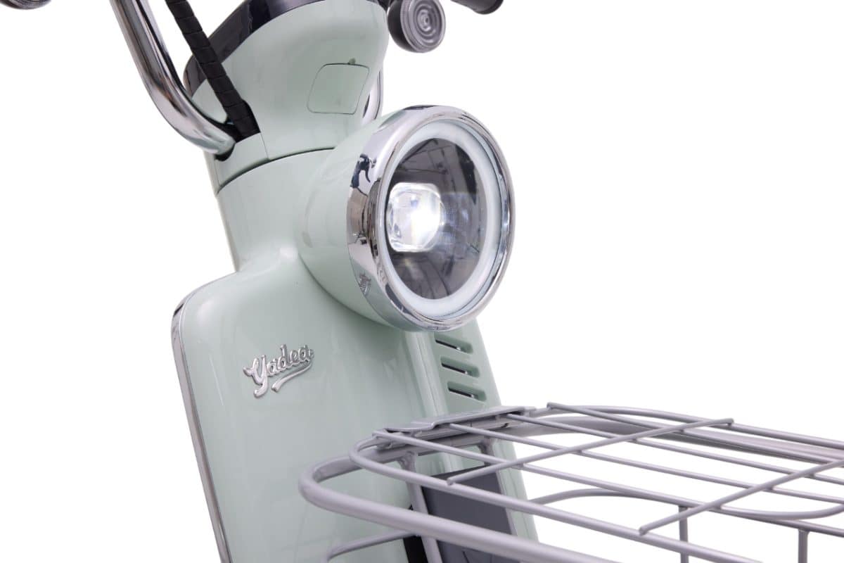 ヘッドライトはLEDライトを採用し、フロントには容量7L、耐荷重5kgのバスケットを標準で装備する