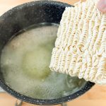 生フランクのアクを軽く取り、付属の粉末スープを投入