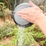 麺が軽くほぐれたら8割くらい湯切りし、水分を2割残す