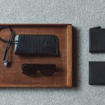 左から時計回りに） ガンゾ「グラスホルダー」￥19,800、「ZIPパース」￥30,800、 「パスポートケース」￥31,900