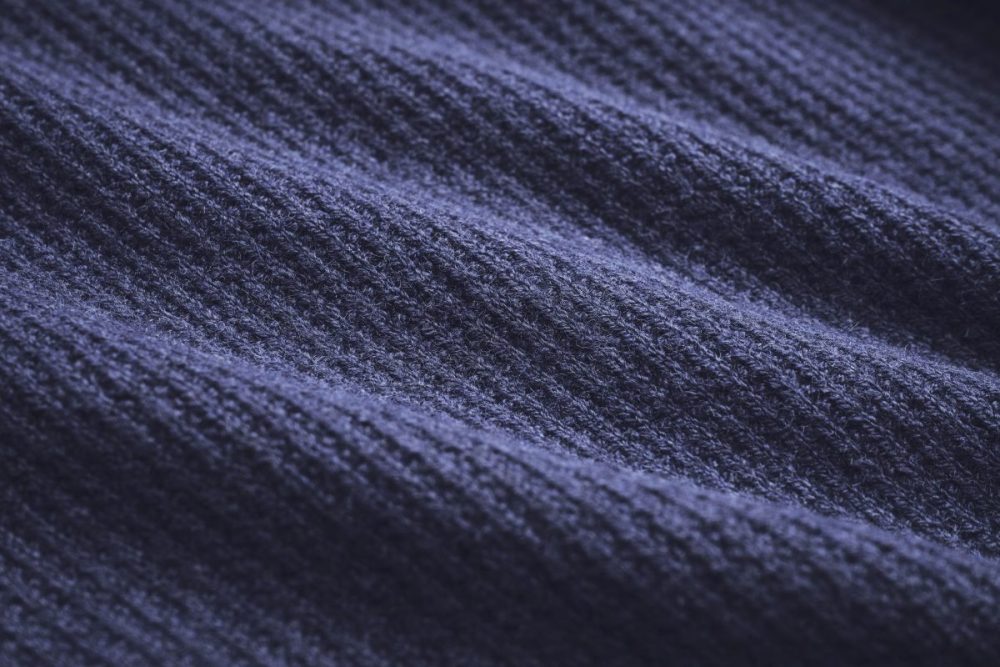 糸の段階での起毛加工や、縮絨加工により、チクチクしにくいように工夫されている