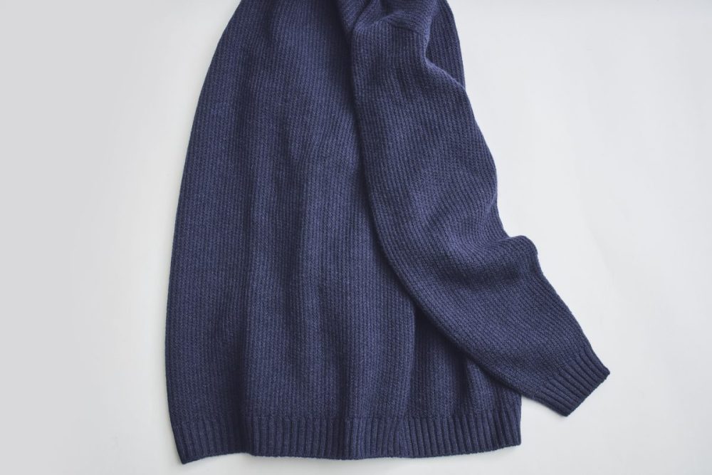 特殊なホールガーメント®製法を用いたニットなので、袖や肩まわりには縫い目がなく、着脱の際もストレスを感じにくい