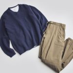 ポケットのあるカーゴパンツを選んだり、明るめのニットをチョイスすることで、大人っぽくまとまる
