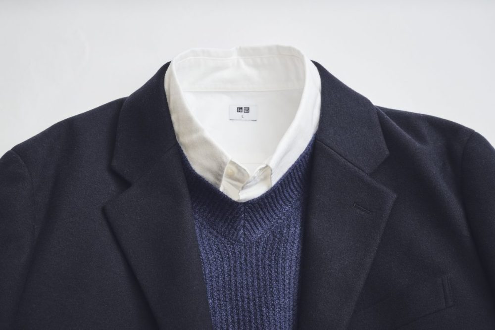 ノータイでも襟がVネックにしっかり乗ってくれるので、タイドアップしてもサマになる