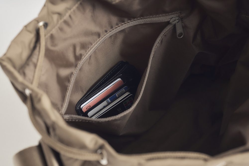 ファスナー仕様の内ポケットも装備