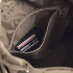 ファスナー仕様の内ポケットも装備