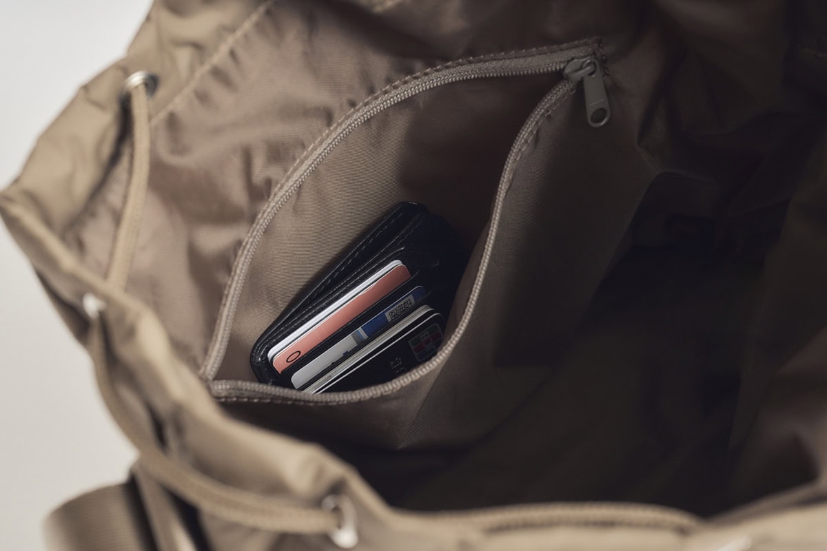 ファスナー仕様の内ポケットも装備