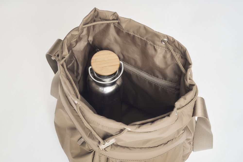 メイン収納の容量はおよそ11L