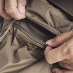 特徴的なフロントポケットは、フラップの下にファスナーを備えた構造