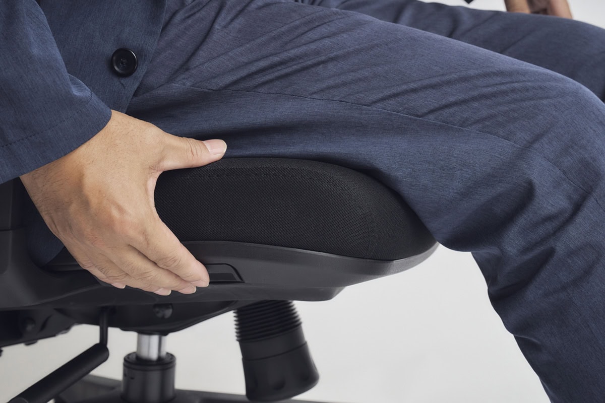 座面奥行きを調節