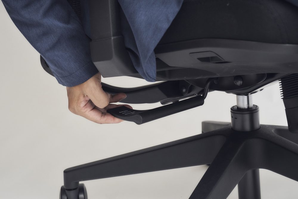 ロッキングレンジ調節と座面の高さの調節が可能