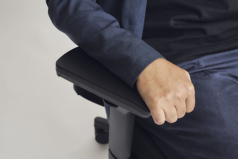 アームレストは上下、肘左右角度、肘前後を好みの位置に調節可能