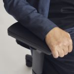 アームレストは上下、肘左右角度、肘前後を好みの位置に調節可能