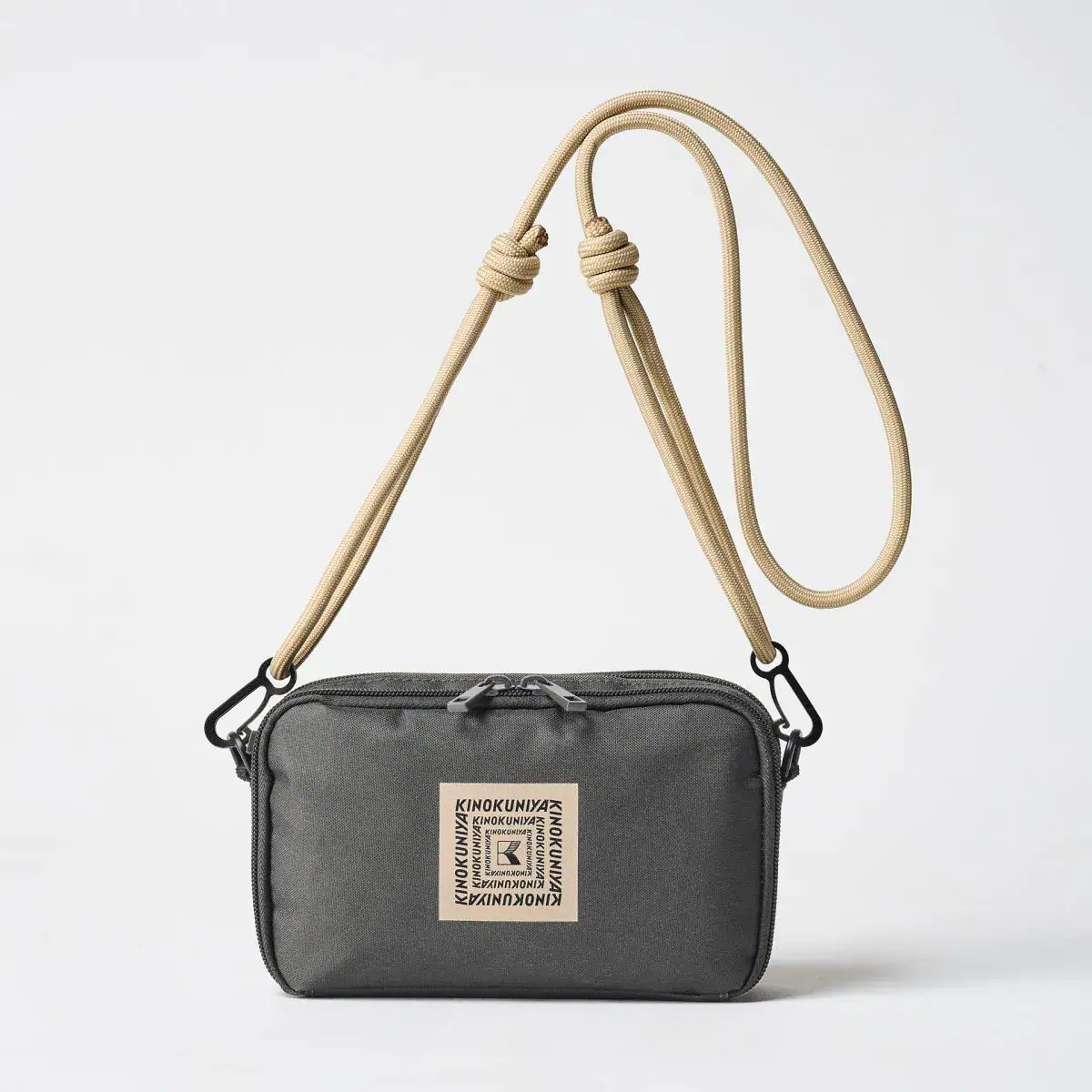 話題沸騰！「きのこの山」本物そっくりポーチ＆チャーム、キャプスタの