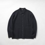 生地にハリがあり、ストンとしたシルエットになるため身体のラインを拾いにくく、着痩せ効果も