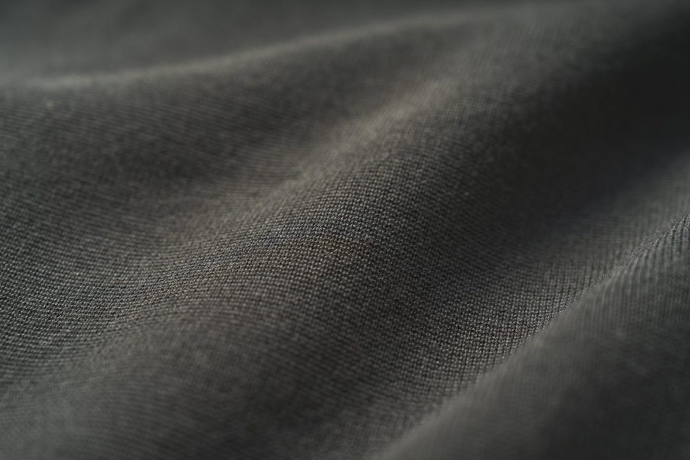 伸縮性が少なく布帛のようにしっかりとした編み地に仕上がり、シワになりにくく型崩れしにくい