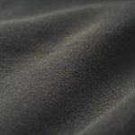 伸縮性が少なく布帛のようにしっかりとした編み地に仕上がり、シワになりにくく型崩れしにくい