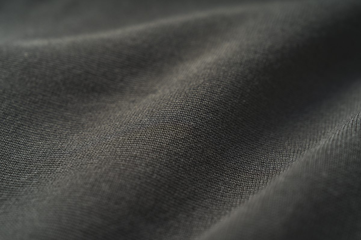 伸縮性が少なく布帛のようにしっかりとした編み地に仕上がり、シワになりにくく型崩れしにくい