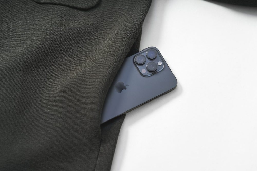 サイドにポケットがあるためアウターとしても着れ、表から見えない仕様なのでミニマルな印象をキープ