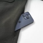 サイドにポケットがあるためアウターとしても着れ、表から見えない仕様なのでミニマルな印象をキープ