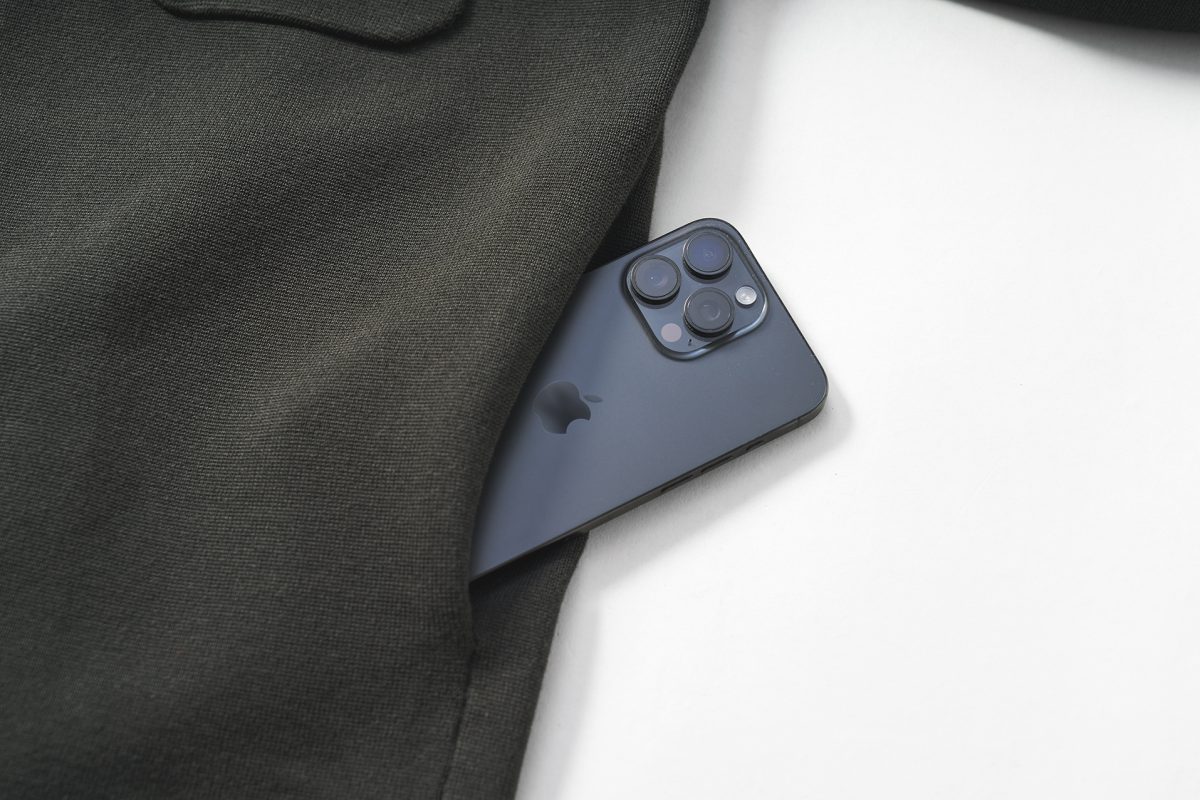 サイドにポケットがあるためアウターとしても着れ、表から見えない仕様なのでミニマルな印象をキープ