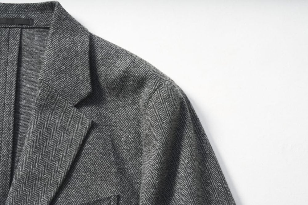 肩は若干ドロップし背抜き仕様なため、レイヤードがしやすく体温調整がしやすい