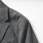 肩は若干ドロップし背抜き仕様なため、レイヤードがしやすく体温調整がしやすい