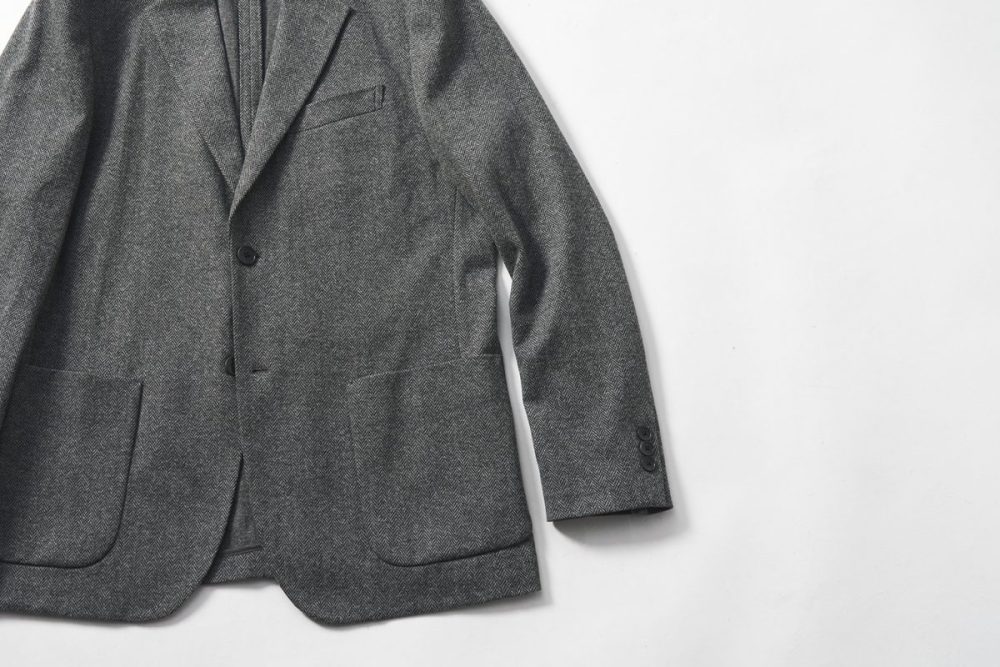 ウエストの絞りは抑えつつもスッキリとしたレギュラーフィット