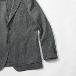 ウエストの絞りは抑えつつもスッキリとしたレギュラーフィット