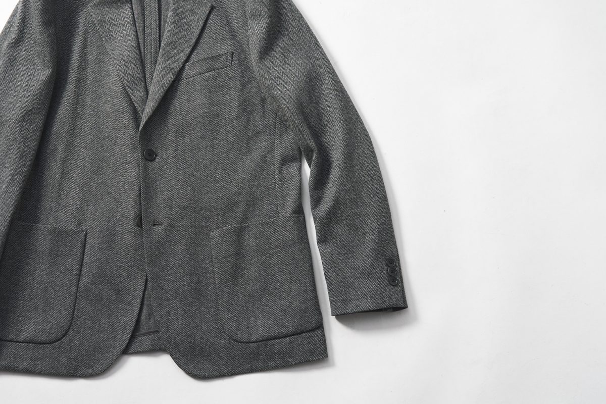 ウエストの絞りは抑えつつもスッキリとしたレギュラーフィット