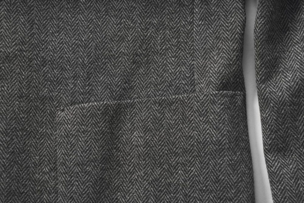 ポケットと本体の柄を合わせることで一体感が