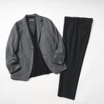 カーディガンにTシャツとパンツを合わせた少しゆるめの内勤向けスタイル