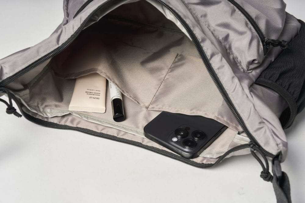 スマホなど細かなものの収納に便利