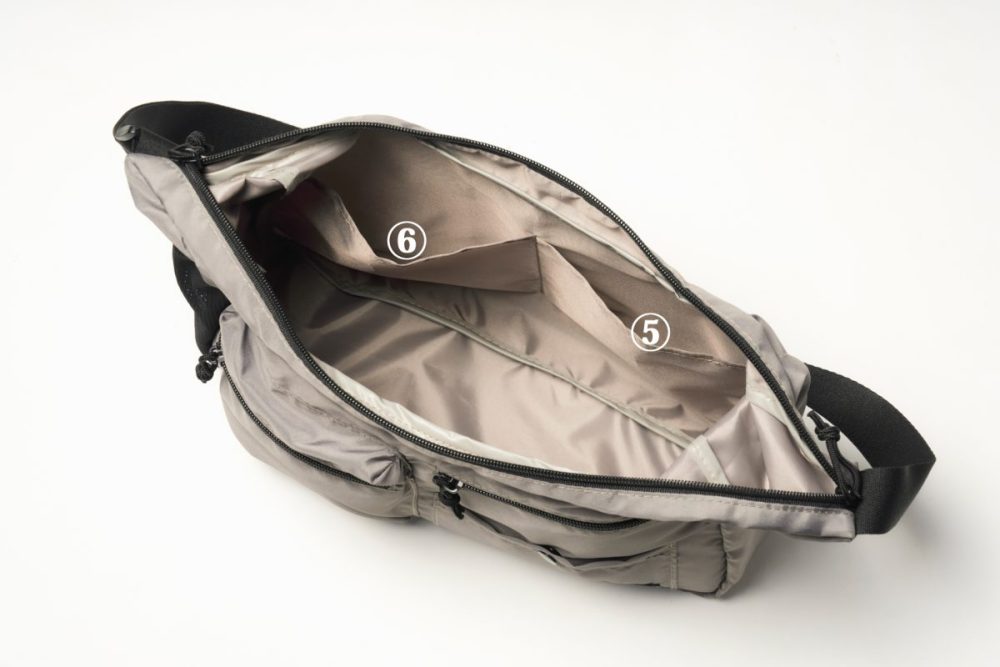 バッグの内部には2つの仕切りポケットが