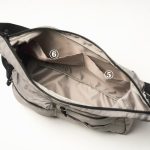 バッグの内部には2つの仕切りポケットが