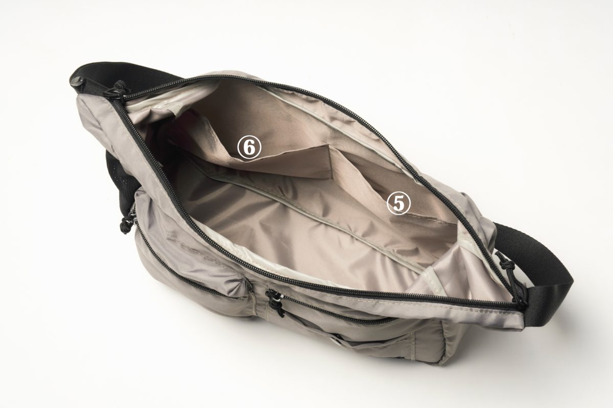 バッグの内部には2つの仕切りポケットが