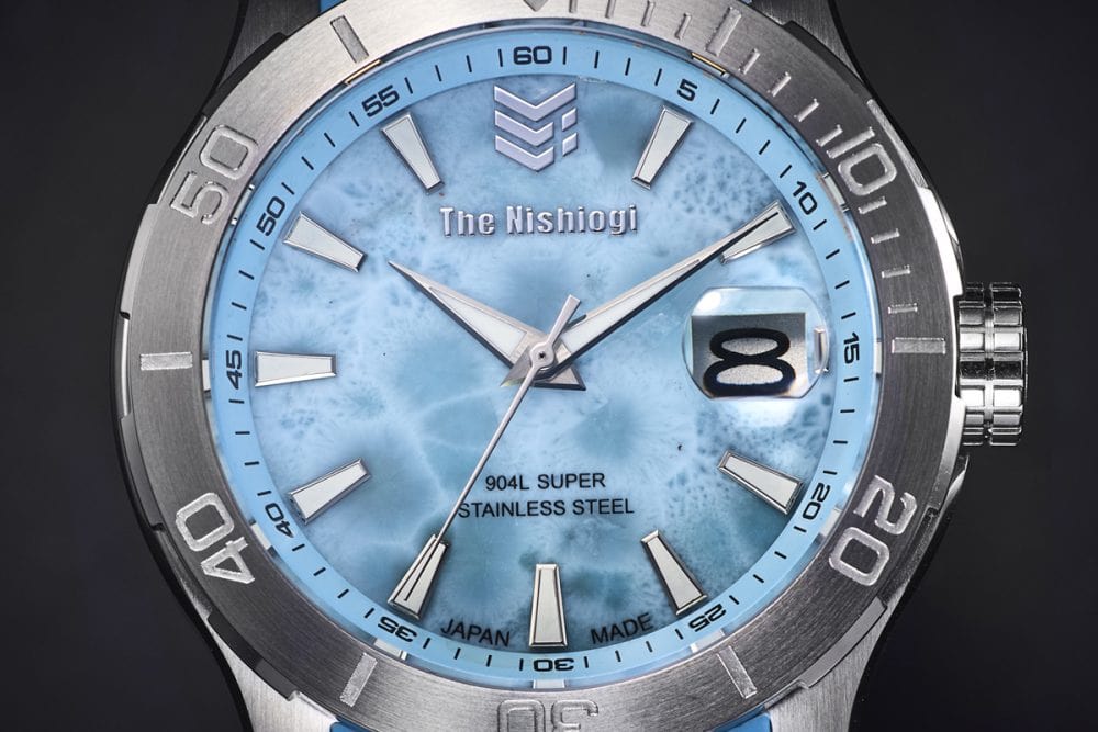 ダイヤル全面を覆う希少なヒーリングストーン