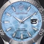 ダイヤル全面を覆う希少なヒーリングストーン