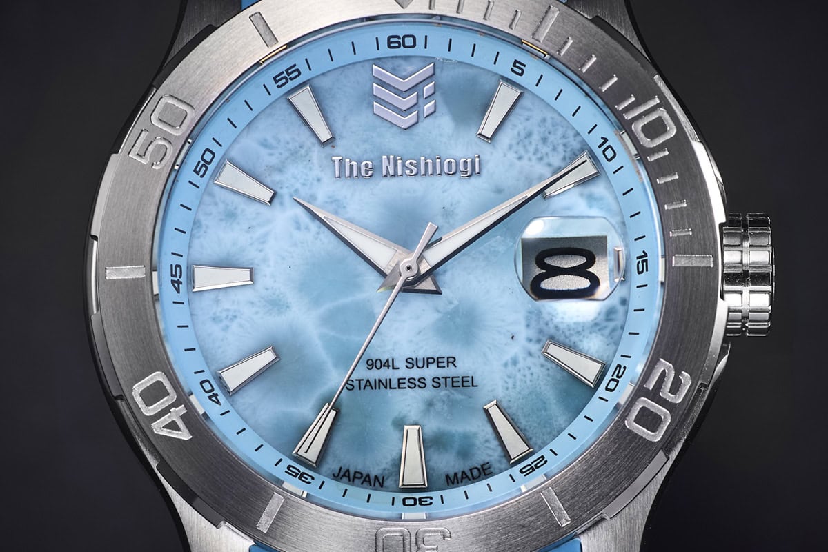 ダイヤル全面を覆う希少なヒーリングストーン