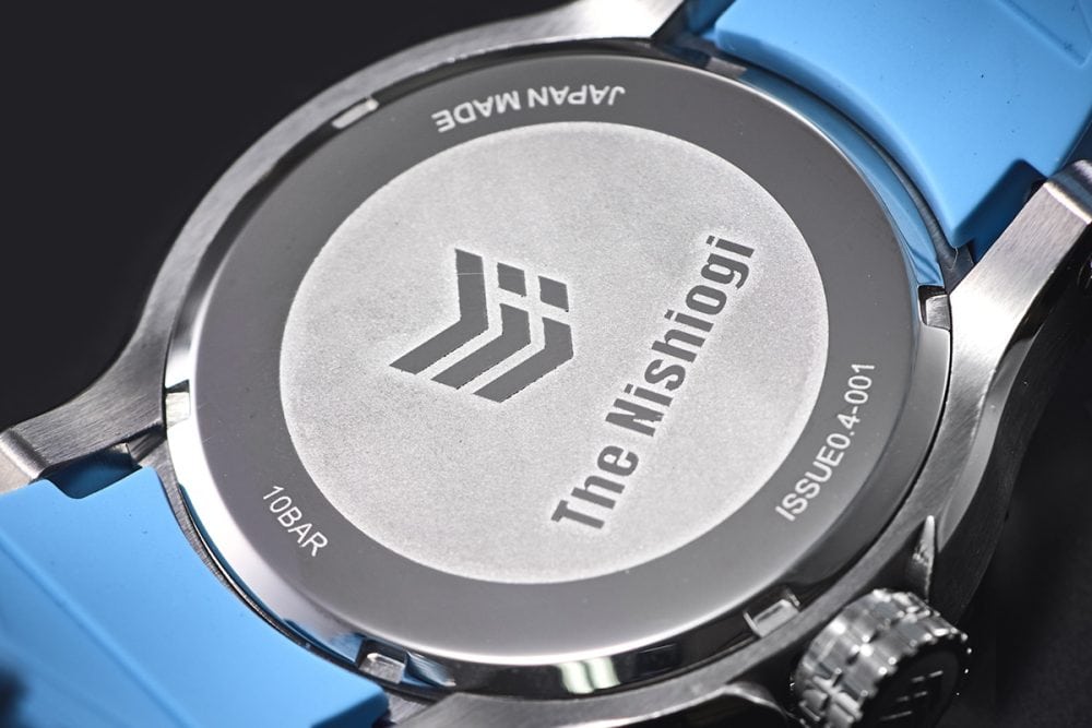 スクリューバック採用で10気圧防水を実現